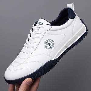 รองเท้าผ้าใบหนังสีขาวสำหรับผู้ชายแบบผูกเชือก พื้นนุ่ม รองเท้าวิ่งลำลอง สไตล์เกาหลี ใส่ได้ทุกฤดู ทนทานต่อการสึกหรอ รองเท้ากีฬาเดินทาง - Product Image 1
