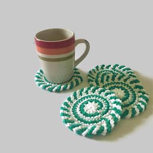 Posavasos de Ganchillo Hechos a Mano con Diseño de Espiral Verde y Blanco - Product Image 1