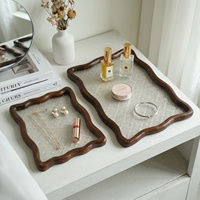 Plateau en verre gaufré avec cadre en bois vintage à motif ondulé