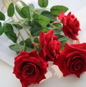 Fabbrica all'ingrosso all'ingrosso di alta qualità di velluto artificiale rosso e bianco rose personalizzate per matrimonio mobili casa rosa fiori ornamentali