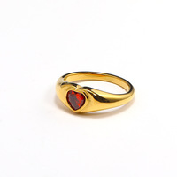 Polierter Goldton-Ring mit Lila Herz-Zirkon-Einlage aus Edelstahl, Modischer Siegelring für Tägliches Tragen, Fingerschmuck