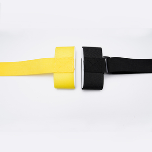 Correa de esquí con gancho y bucle para transporte de <span class=keywords><strong>bastones</strong></span>, acolchada, para un transporte sin esfuerzo de equipo para familias, hombres, mujeres y niños. - Product Image 4