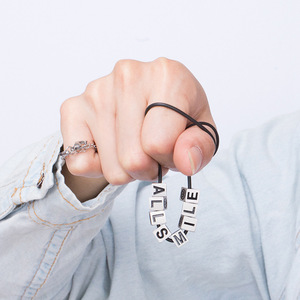 สร้อยคอจี้ตัวอักษรสแตนเลสสตีล แฟชั่นผู้ชาย จี้รูปทรงเรขาคณิต ลูกเต๋า ยิ้มแย้ม ของขวัญ เครื่องประดับ - Product Image 4