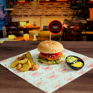 Papel de Grado Alimenticio Recubierto de PE a Base de Pulpa de Madera Virgen Reciclable, Resistente a la Grasa por un Solo Lado, para Envolver Hamburguesas y Sándwiches - Product Image 2