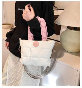 Diseño personalizado de bolso acolchado, nuevo bolso de mano popular estilo coreano para mujer, bolso de hombro informal para mujer - Product Image 5