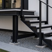 Maison mobile modulaire à ossature en acier avec terrasse et façade ouverte, design inspiré des conteneurs