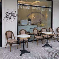 Ensemble table et chaises de bistrot français d'extérieur en rotin tressé empilable pour hôtel, restaurant, bistrot, bar, extérieur