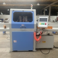 Scie à onglet CNC entièrement automatique pour la découpe d'angles et de traverses en bois, pour la fabrication de charpentes