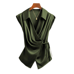 Elegante Blusa de Satén sin Mangas para Mujer con Cuello Camisero y Detalle de Cinturón para Uso en la Oficina - Product Image 6