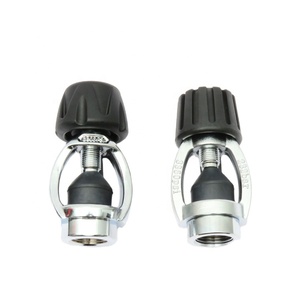 อะแดปเตอร์สำหรับเรกูเลเตอร์ดำน้ำ ขั้นตอนที่ 1 แบบ DIN เป็น YOKE พร้อมฝาครอบกันฝุ่น ทนการกัดกร่อน ทำจากทองเหลืองสำหรับงานทางทะเล รองรับแรงดัน 232 บาร์ 3300 ปอนด์ต่อตารางนิ้ว อุปกรณ์ดำน้ำ - Product Image 1