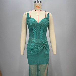Robe <span class=keywords><strong>de</strong></span> soirée <span class=keywords><strong>de</strong></span> luxe vert émeraude à sequins pour <span class=keywords><strong>femme</strong></span>, avec décolleté torsadé, fente haute et ourlet en maille, coupe trapèze, <span class=keywords><strong>tenue</strong></span> <span class=keywords><strong>de</strong></span> Noël formelle - Product Image 4