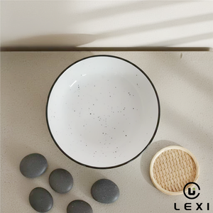 Plato de cerámica estilo nórdico con borde negro y esmalte moteado, perfecto para servir carne, pasta o ensalada, para uso en la cocina del hogar. - Product Image 1