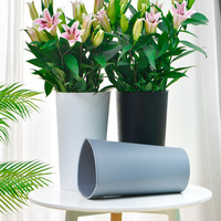 Seau à fleurs Triangle en plastique pour l'éveil Pot de fleurs fraîches et approvisionnement de jardinière pour la maison et le magasin