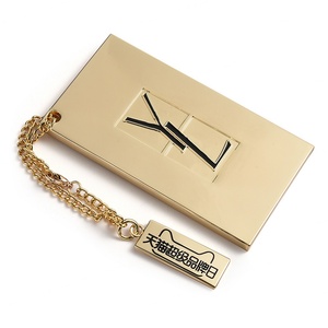 Espejo de Maquillaje Portátil de Bolsillo de Lujo, de Aleación de Zinc Dorada, con Logotipo Grabado en Negro y Borla - Product Image 5