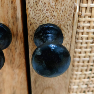 Mueble de Salón Moderno de 35 Pulgadas Hecho a Mano con 2 Puertas de Mimbre, Patas de Hierro Negro y Marco de Madera de Mango Natural Marrón - Product Image 5