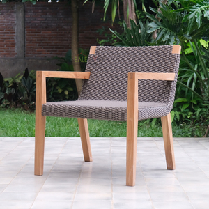 La chaise Zusa présente un design ergonomique et des courbes élégantes, offrant un confort et un style ultimes, parfait pour les intérieurs modernes. - Product Image 1