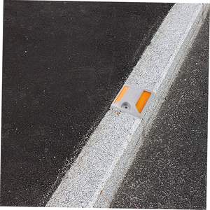 Borne de signalisation routière en aluminium avec lentille réfléchissante - Marqueur routier robuste pour la sécurité des autoroutes et des routes - Product Image 4