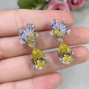 Boucles d'oreilles pendantes fleuris en alliage jaune avec zircon taillé en poire et strass, bijoux romantiques pour femme pour les soirées - Product Image 5