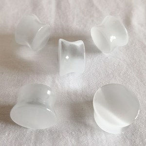 [جي بي-903] مجوهرات ثقب الجسم بتصميم جديد، مصقولة بدرجة عالية، حلق أذن فريد من نوعه بعين القط البيضاء، مقاسات صغيرة وكبيرة، تصميم مسطح وواسع، بيع بالجملة - Product Image 3