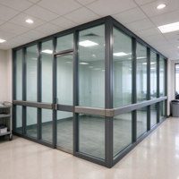 Cloison en verre et acier pleine hauteur à profil mince, vitrage coupe-feu EI30 FD30 pour couloir de bureau