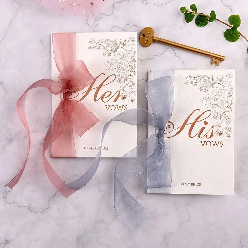 Une paire de 2 rubans de soie à la mode, livre de cartes de vœux de mariage avec boîte