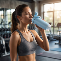 Bouteille shaker protéinée 700 ml avec logo personnalisé, poignée et compartiment de mélange en maille pour poudre, idéale pour la gym, l'entraînement et le sport