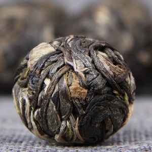 Té Pu'er <span class=keywords><strong>de</strong></span> Yunnan <span class=keywords><strong>2020</strong></span>, Té Crudo <span class=keywords><strong>de</strong></span> Árboles Antiguos <span class=keywords><strong>de</strong></span> la Montaña Jingmai, Bolas <span class=keywords><strong>de</strong></span> Dragón Refrescantes Hechas a Mano - Product Image 4