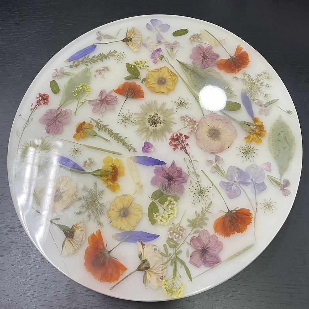 ดอกไม้ธรรมชาติในดินสีขาว