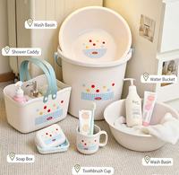 Kit de salle de bain en plastique en stock avec seau, lavabo, gobelet, panier de douche et porte-savon pour étudiants, idéal pour la rentrée scolaire et les articles de toilette ménagers