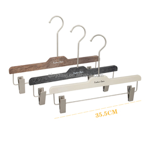 Venta al por mayor de plástico blanco <span class=keywords><strong>resina</strong></span> pantalones percha personalizada abrigo lavandería antideslizante ropa pantalones vaqueros bragas perchas Clip ahorro de espacio - Product Image 1