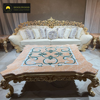 Table basse en marbre rose haut de gamme, pieds sculptés plaqués or, style baroque premium, pièce maîtresse
