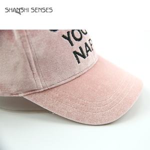Gorra de béisbol de poliéster de terciopelo personalizada al por mayor, gorras clásicas de invierno rosas para mujer - Product Image 3