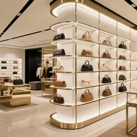 Vitrine de présentation de sacs à main en acier inoxydable doré de luxe sur mesure avec éclairage LED incurvé pour boutique de détail