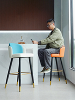 Tabouret de bar à quatre pieds avec pieds dorés, repose-pieds doré, siège rembourré à dossier bas pour comptoir de bar, îlot de cuisine