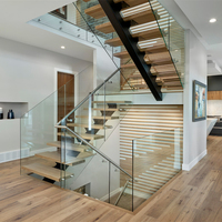 Escalier moderne en bois massif avec marches en bois et poutre centrale noire