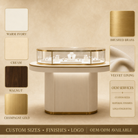 Vitrine à bijoux ovale moderne en verre avec base rainurée et surface incurvée éclairée par LED