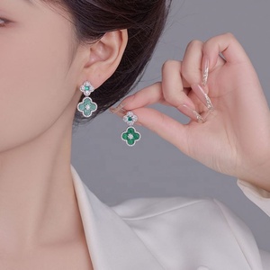 Boucles d'oreilles clous en zircon trèfle à quatre feuilles, luxueuses et sophistiquées, tendance TikTok, accessoires d'oreille au design polyvalent et à la mode - Product Image 1