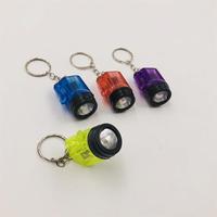 Mini lampe torche LED en plastique pour porte-clés, petite lampe minière, pendentif porte-clés, lumière à piles, cadeaux pratiques, jouets pour enfants