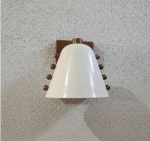 Applique murale en laiton en forme de cône ivoire avec détails rivetés – Lampe murale artisanale de style Mid-Century Modern, blanche - Product Image 4