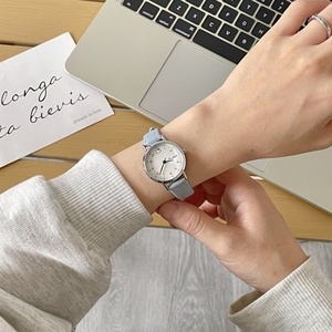 Montre-bracelet pour femme en cristal rose, cadran rond petit format, couleur or rose - Product Image 5