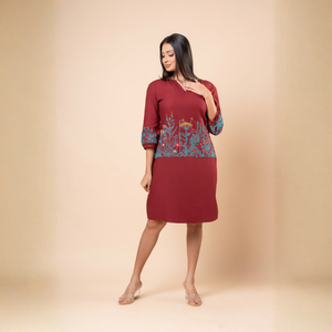 Vestido Corto de Lino Color Granate Premium con Delicado Bordado Floral y Escote en V para Mujer - Product Image 5