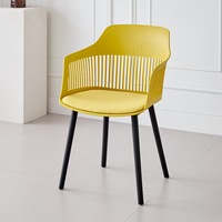 Chaise de patio monobloc colorée en PP populaire pour balcon chaise de salle à manger en plastique empilable pour l'extérieur