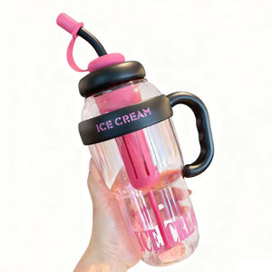 Venta al por mayor: Botella de agua de plástico estilo dibujos animados para verano 2025, gran capacidad, con pajita, marcador de tiempo, portátil, para deportes al aire libre y fitness. - Product Image 1