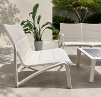 Ensemble de canapés d'extérieur modernes de luxe en aluminium avec tissu rembourré et table basse en teck pour patio et jardin