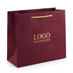 ถุงของขวัญกระดาษเนื้อแมทสีแดงเบอร์กันดีพิมพ์โลโก้ KM แบบกำหนดเอง ปั๊มทองคำ สำหรับเทศกาลคริสต์มาส บรรจุภัณฑ์สำหรับขายปลีก ได้รับการรับรองมาตรฐาน FSC จากโรงงาน - Product Image 1