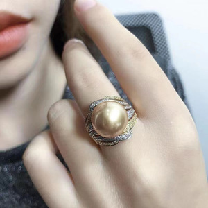 Anello bicolore stile perla per donna, anello da dito audace ed elegante, accessorio gioiello per tutti i giorni. - Product Image 3