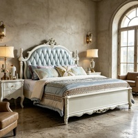 Lit de style rococo français en bois massif, tête de lit capitonnée en cuir bleu clair, sculpté, pour chambre à coucher (tailles King et Queen)