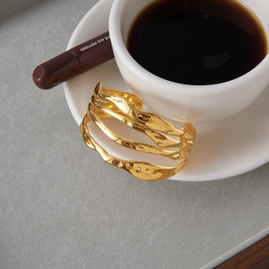 กำไลข้อมือสแตนเลสสตีลชุบทอง 18K สี่ชั้น ดีไซน์โปร่งลายเรียบง่าย เครื่องประดับแฟชั่นสำหรับทุกเพศ - Product Image 2