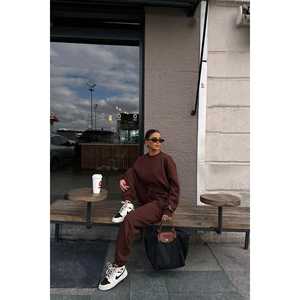 Conjunto Deportivo con Capucha Color Marrón, con Detalles Reflectantes y Transpirables, Tallas Grandes, para Invierno, con Logotipo Estampado y Lavado - Product Image 3