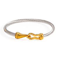Bracelet manchette torsadé en acier inoxydable plaqué or 18 carats avec boucle fer à cheval, bijou minimaliste tendance pour femme